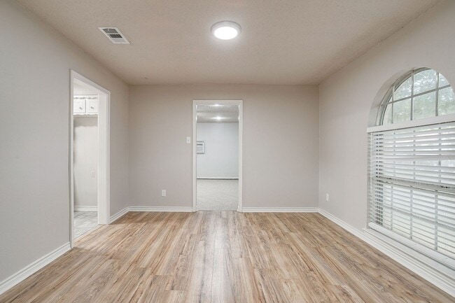 Building Photo - Charming 3-Bedroom Home with Fireplace & E...