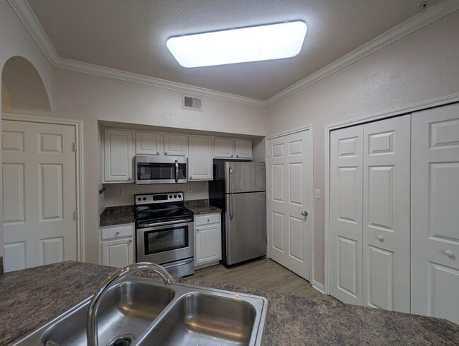 Building Photo - Spacious Updated 1x1  806 square feet! Top...