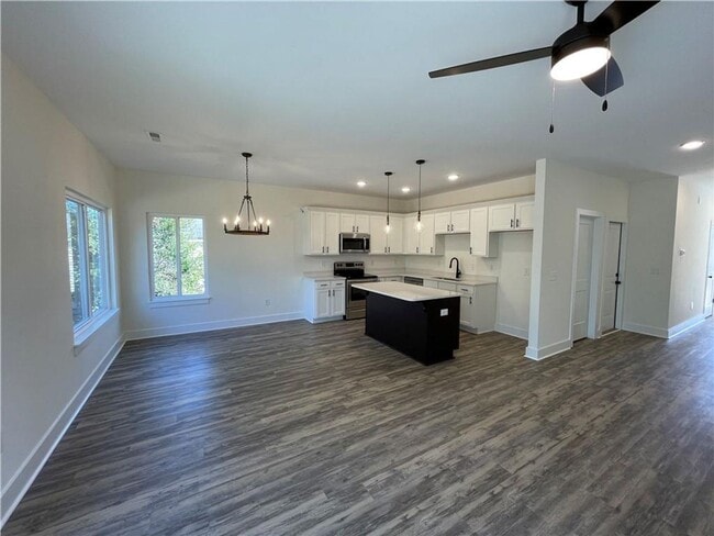 Building Photo - Single Family Home in Seneca!