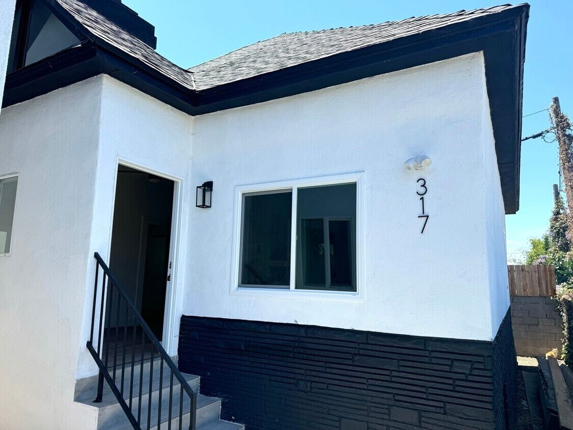 Foto principal - 4 Bed 2 Bath in Echo Park with Back Patio