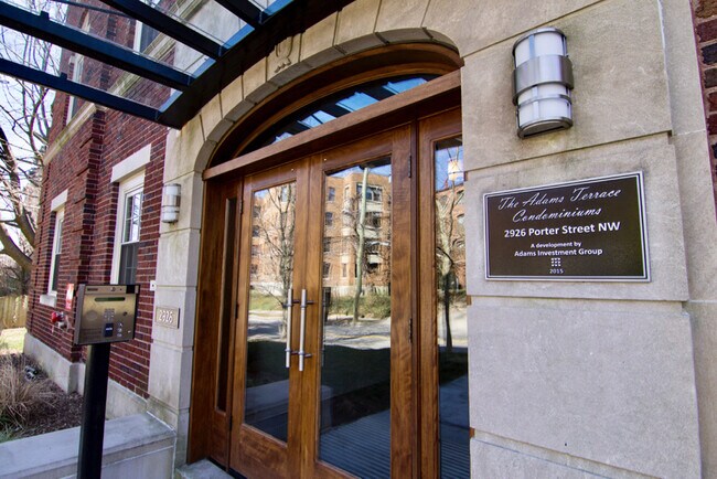 Building Photo - One-of-a-Kind Condo in Cleveland Park! Par...