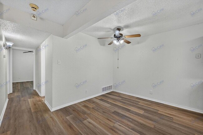 Foto del edificio - 6706 S Creek Dr