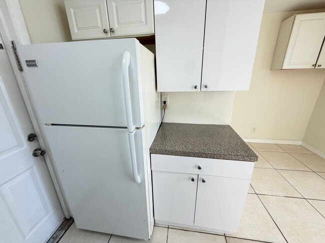 Building Photo - 2571 NW 13th Ct