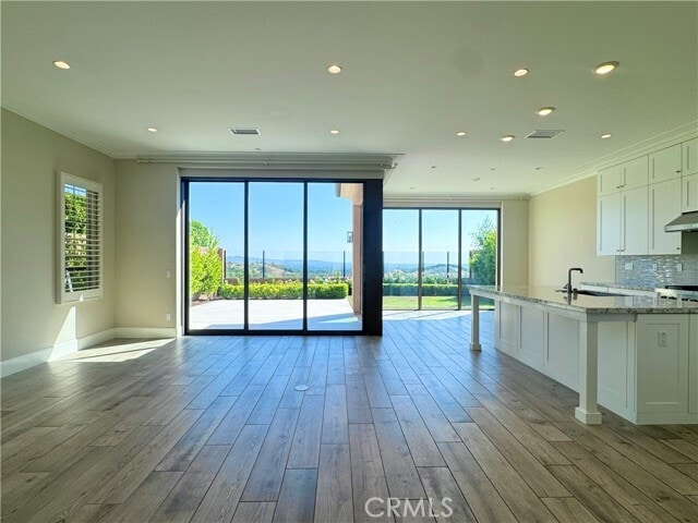 Building Photo - 110 Statura