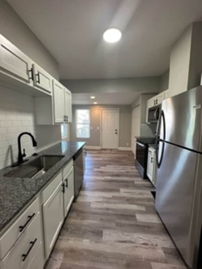 Building Photo - 2 Bedroom Home with Fenced in Backyard!