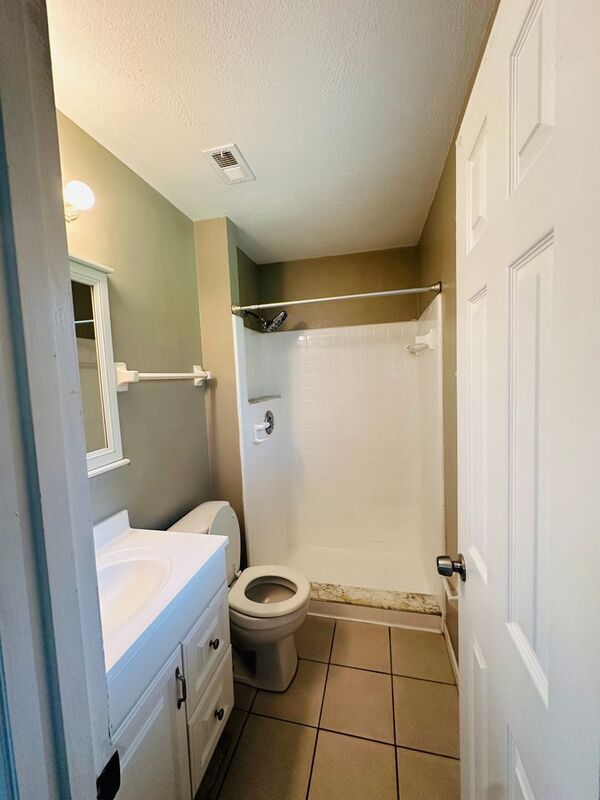 Building Photo - 421 S Hawthorn Cir