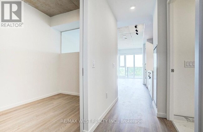 Building Photo - 689-689 The Queensway