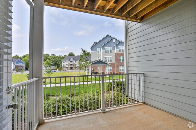 Patio area - Palisades at Waters Edge