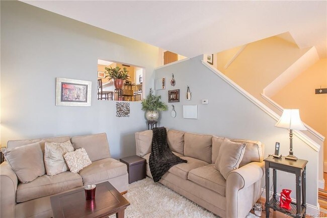 Foto del edificio - 70 Old Town Rd