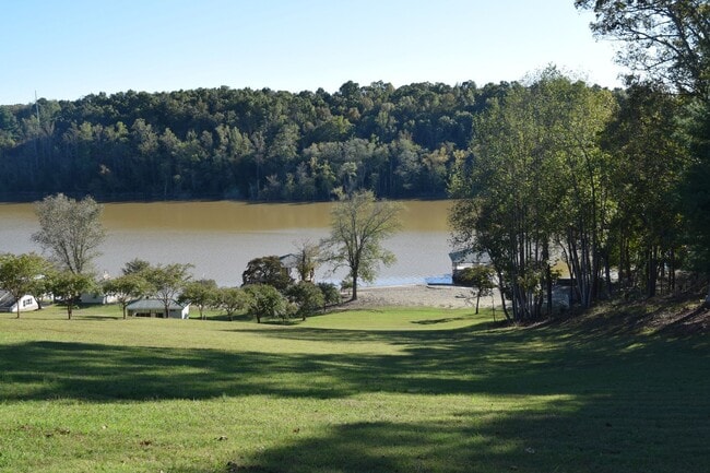 Building Photo - Lake Front 1 Bedroom Apartment - Large Garage & Boat Parking