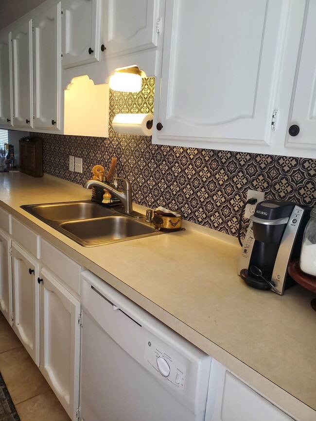 Kitchen - 15346 Crystal Dr