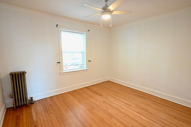 Building Photo - 2421 W Ardmore Ave