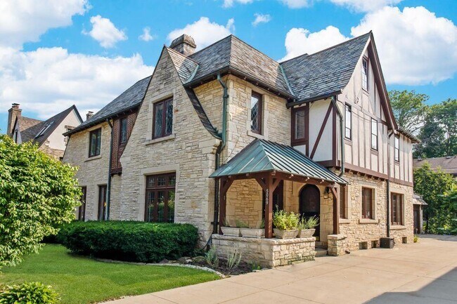 Building Photo - 5069 N Lake Dr