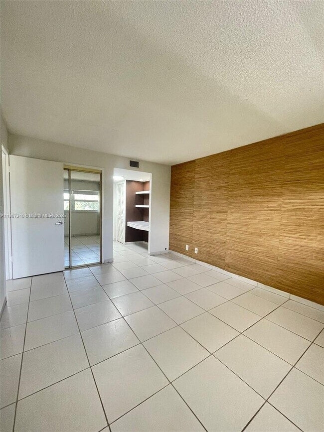 Foto del edificio - 950 Hillcrest Dr