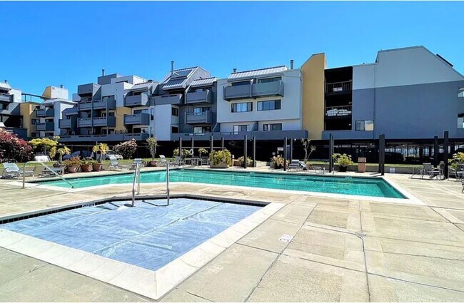 Building Photo - 5 Embarcadero W