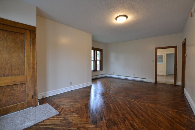 Foto del edificio - 527 Walsh Ave