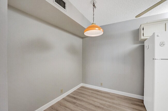 Building Photo - 805 Sky Pine Way