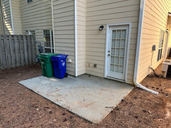 Building Photo - Great location, like new everything, stain...