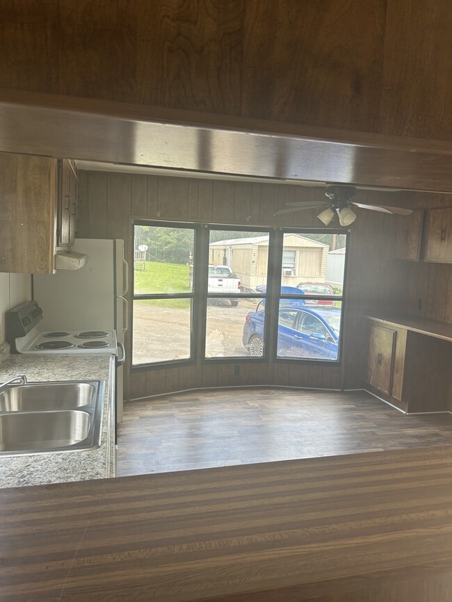Building Photo - 2 Bedroom/1 Bathroom Mobile Home