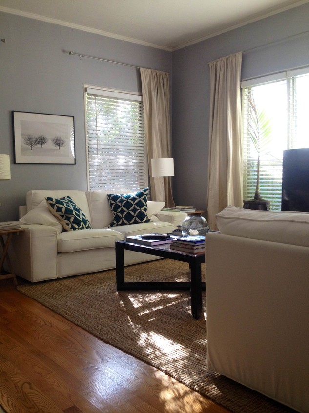 Living room - 208 N La Peer Dr