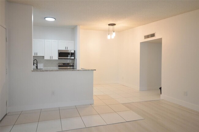 Foto del edificio - 9499 W McNab Rd