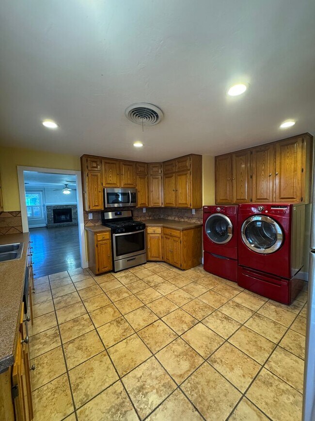 Foto del edificio - Located in Wolfin!!!! 3 bedrooms plus stud...