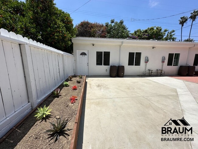Building Photo - 1109 La Peer Dr