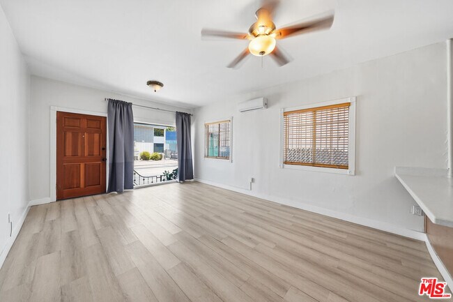 Foto del edificio - 5754 Melrose Ave