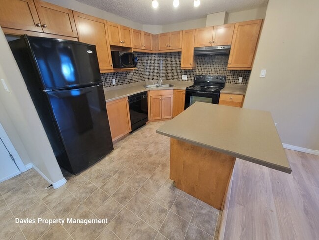 Photo du bâtiment - 7339 Terwillegar Dr S NW