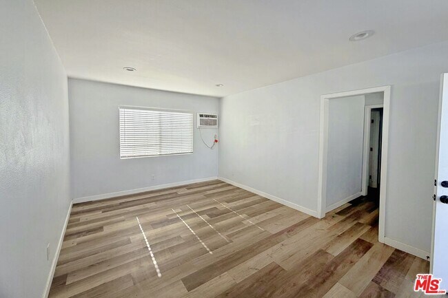 Foto del edificio - 877 W Wilson St