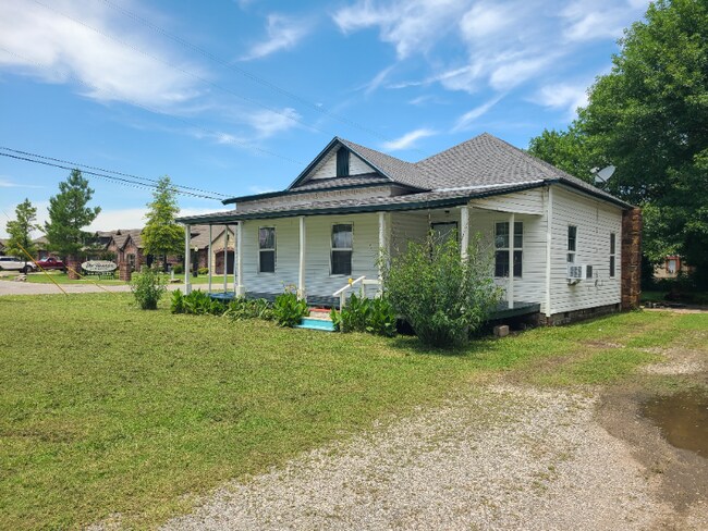 Foto del edificio - 101 E 2nd St