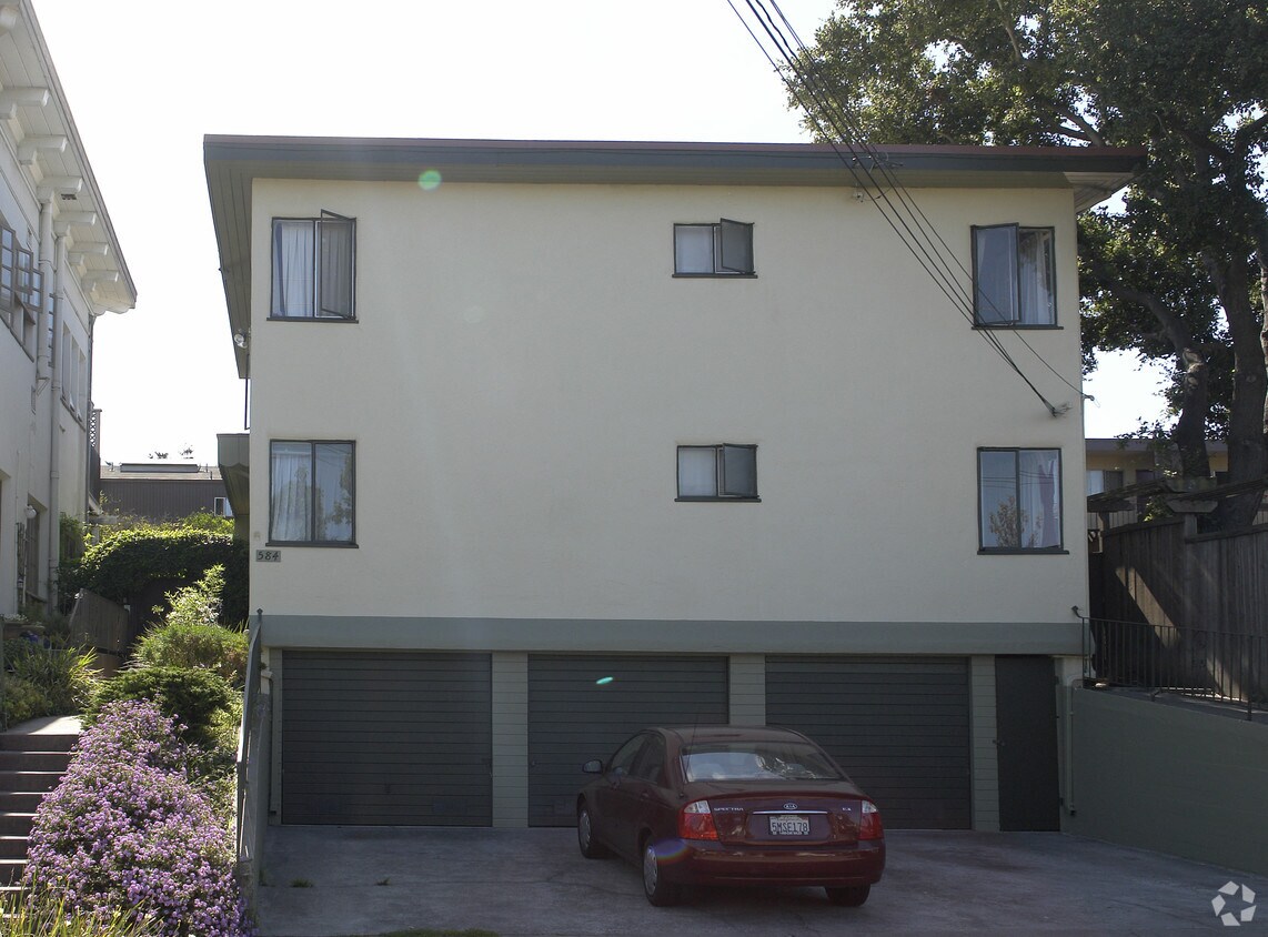 Building Photo - 584 Vernon St