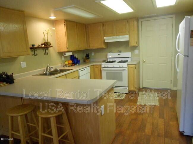 Building Photo - 4060 E Village Cir