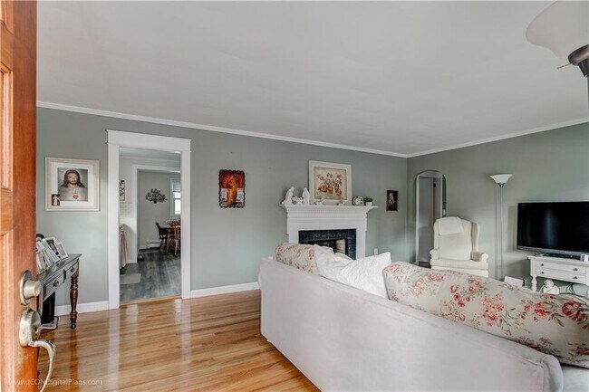 Building Photo - 4 Sagamore St