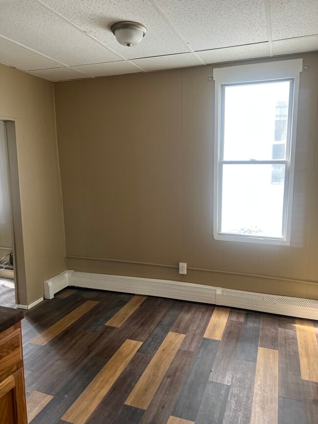 Dining - 121 Larch St