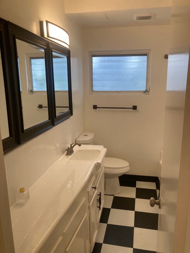 Building Photo - 423 S Maple Dr