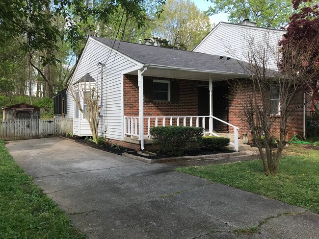 Parking for 4 cars and fenced in backyard - 3318 Lakeside Pl