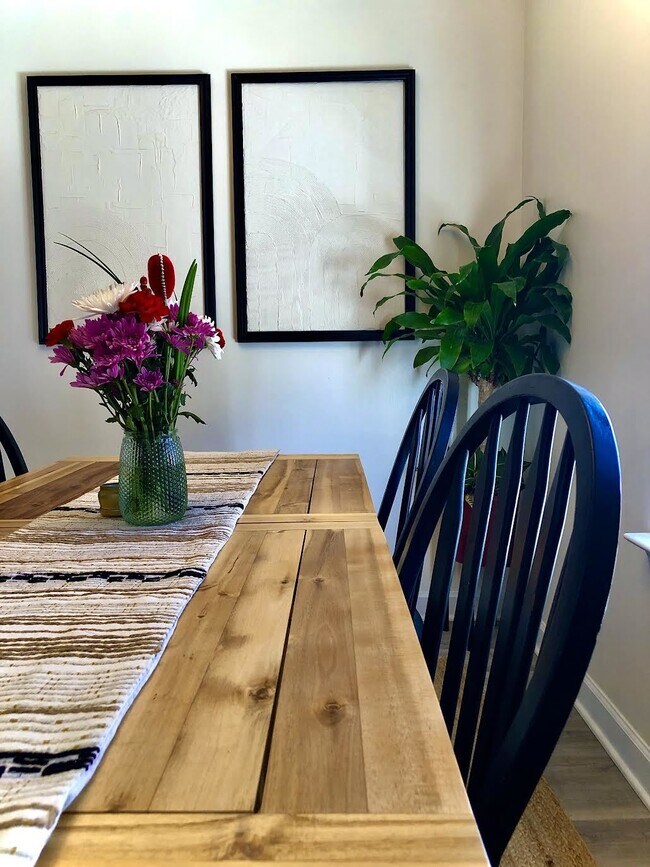 Foto del edificio - Courtyard Home 3BR/2.5BA w/fenced yard in ...