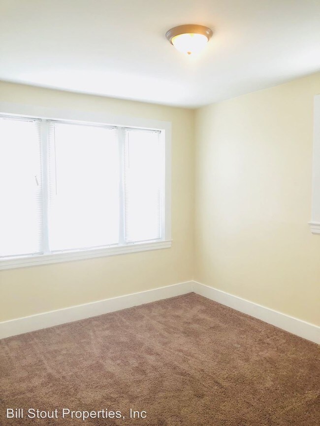 Building Photo - 334 E Oak St