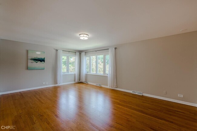 Building Photo - 6228 N Sacramento Ave