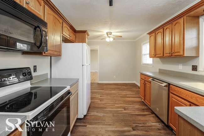 Building Photo - Sprawling 5BR, 2BA ranch