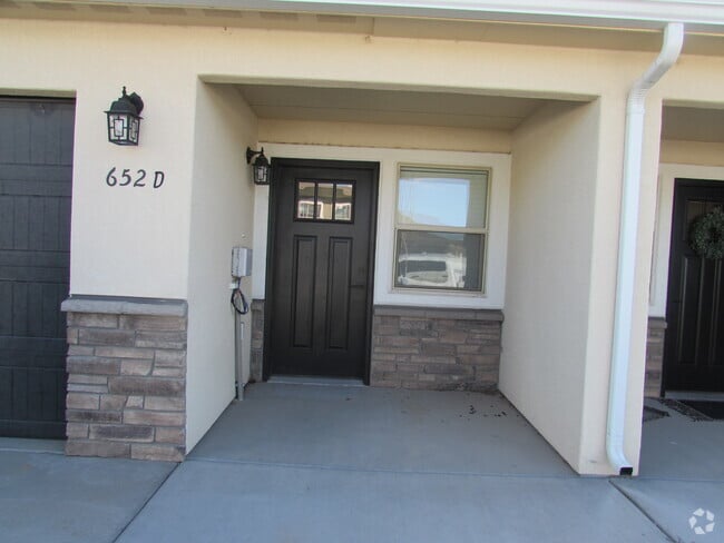 Building Photo - 652 Emma Ln