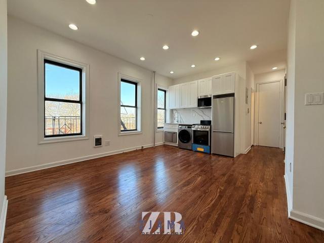 Foto del edificio - 2 bedroom in Brooklyn NY 11215