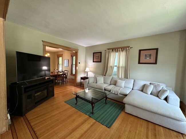 Building Photo - Fully Furnished 3 Bedroom Historic Home in Minneapolis