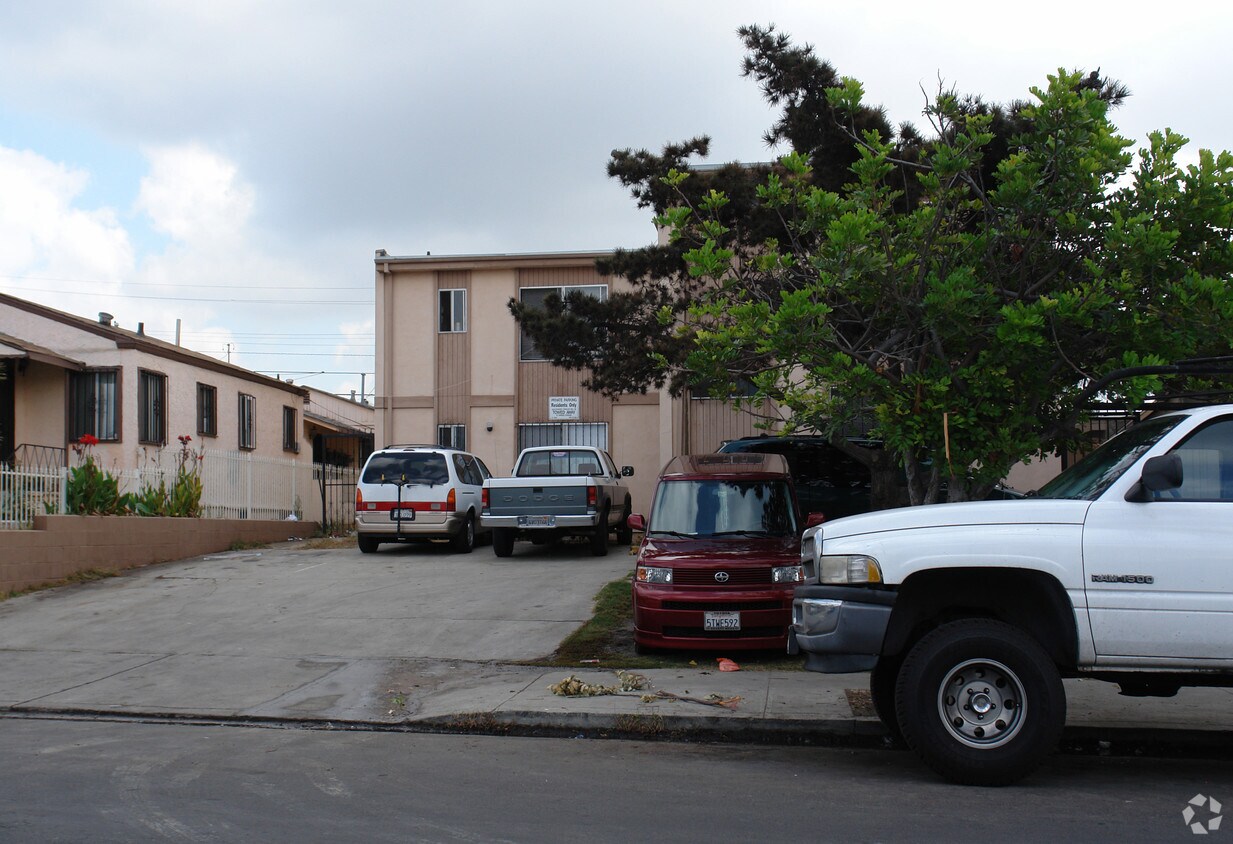 Building Photo - 4059 Menlo Ave