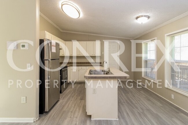 Building Photo - Lovely Three Bedroom