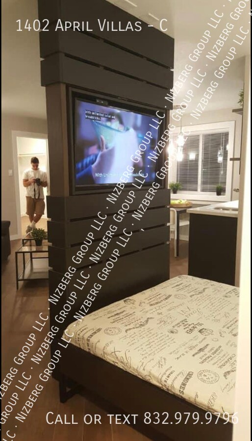 Building Photo - 1402 April Villas