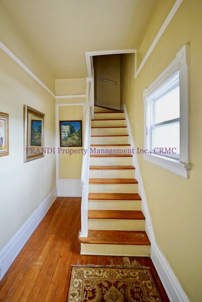 Foto del edificio - Upstairs 1 Bed, 1 Bath Unit with Bright an...
