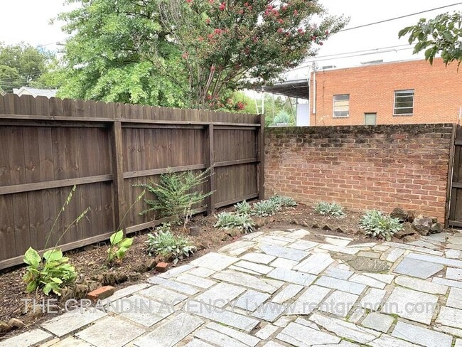 Building Photo - 2008 Sherwood Ave SW