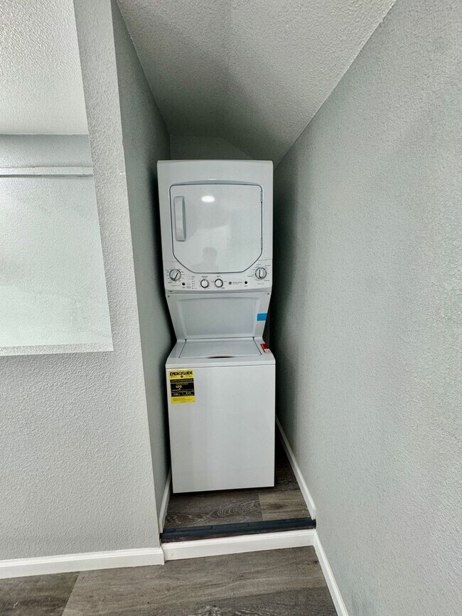 Foto del edificio - Spacious 2BD/1BA on 2nd Floor with In-Unit...